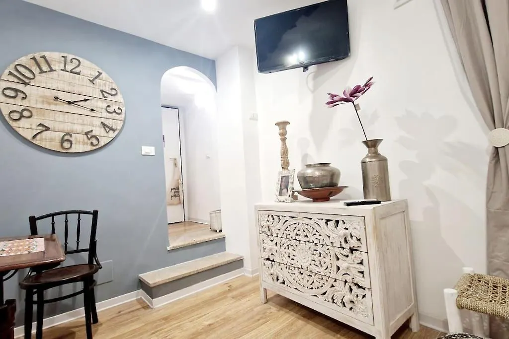 Small & Cozy Near Piazza Navona Rome Apartment